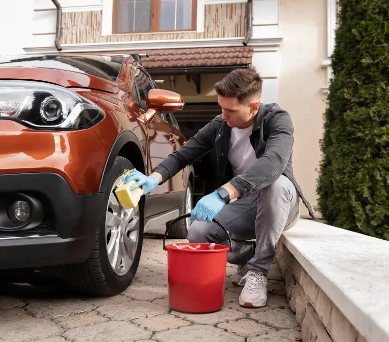 Lavage auto à domicile Le Plessier-Rozainvillers : professionnel intervenant sur un véhicule